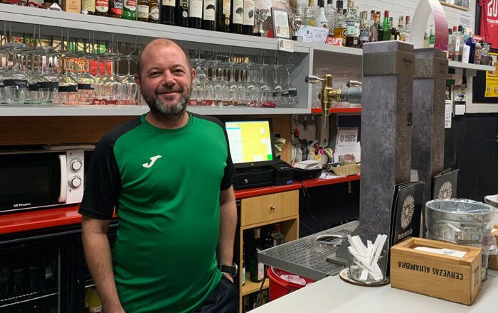 Pablo en el bar Pasadizo Taberna