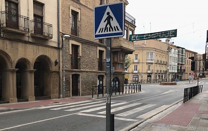 Paso peatonal de la avenida Severino Fernández de Tafalla, en la que se aplicarán mejoras de movilidad
