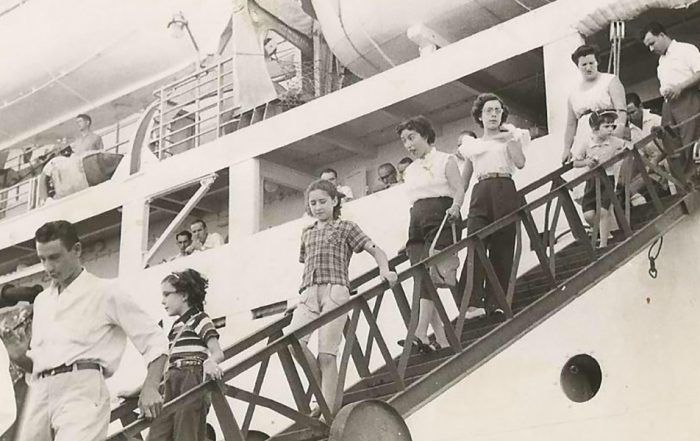 CARMEN HUALDE y SU HIJO ALFREDO, INICIAN EL DERSEMBARCO ENCARACAS. ANO 1957