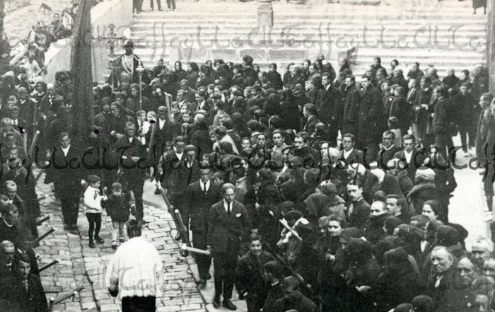 Es febrero de 1949, “el año de la seca”. Se saca la imagen de San Sebastián en procesión rogativa. Es la penúltima vez que el pesado busto es paseado por las calles. El 16 de mayo de 1955, con motivo de otra seca, fue la última vez que los tafalleses salieron cargando las cuarenta arrobas o seiscientos kilos del santo, lo que decían “el Ruejo”. En el desván de Santa María aún se guardan dos largos maderos de pino con armazón de hierro, que los fornidos labradores usaban para transportarlo.