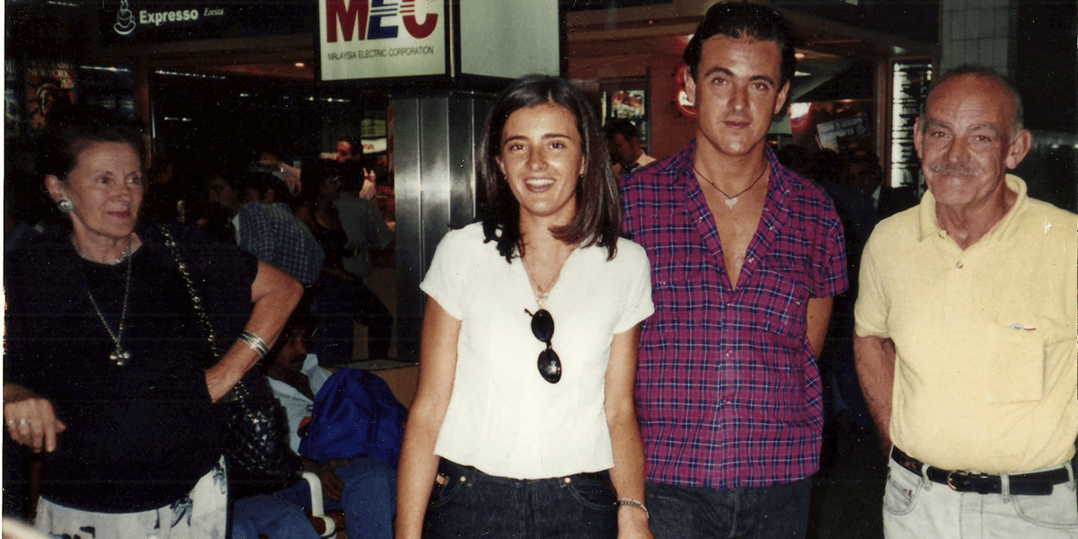 Marise Barbería y Fernando Larrasoaña con sus hijos