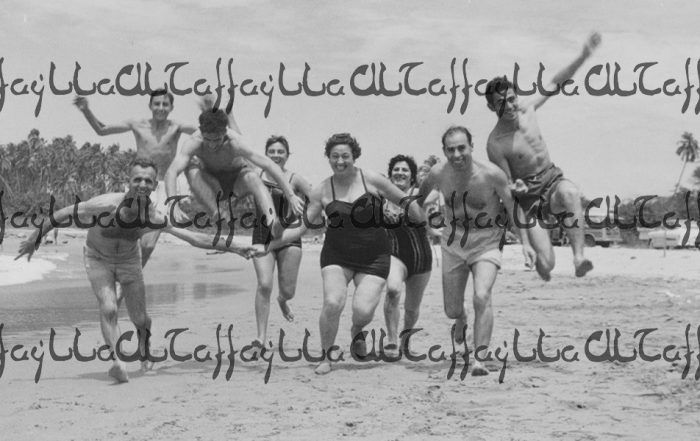 En Playa Grande, 1952.De izquierda a derecha: mi abuelo, Tomás Valencia, hace un arco con mi abuela, Blasa Ruiz, por el que salta su hijo Andoni. El siguiente es el primo de mi abuela, Tomás Ruiz Zabalza y el que salta a su lado es el hermano de mi abu