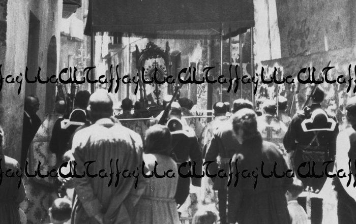 Procesión del Corpus en Tafalla, hacia los años 20-30 del siglo pasado. La foto está sacada en la calle Mayor, junto a la Casa de las Rejas y se ve la placa de la entonces llamada Calle del Escorial, hoy República Argentina. Hasta la década de los 60, la Guardia Civil armada acudía a las procesiones, custodiando la Custodia valga la redundancia. A los lados se ven las casas de Iribarren y Flamarique, adornadas para el día grande.