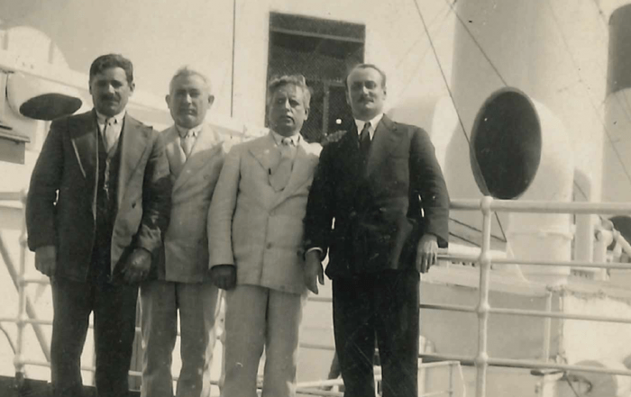 Cubierta del Monte Gorbea. Andrés Ramirez junto al capitán. Antes del fatal desenlace.