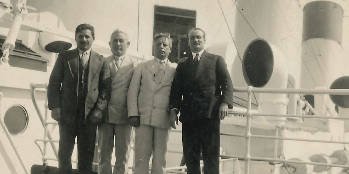 Cubierta del Monte Gorbea. Andrés Ramirez junto al capitán. Antes del fatal desenlace.