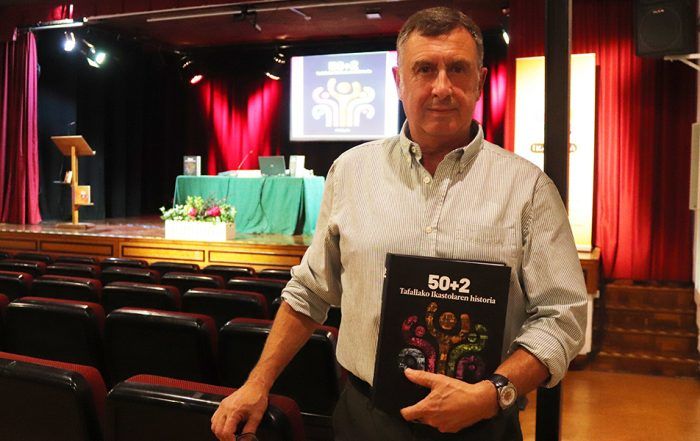 zaki tafallako ikastolako historiaren liburua aurkezten