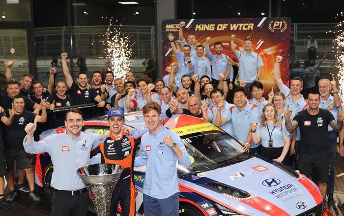 mikel azcona con su equipo ganador