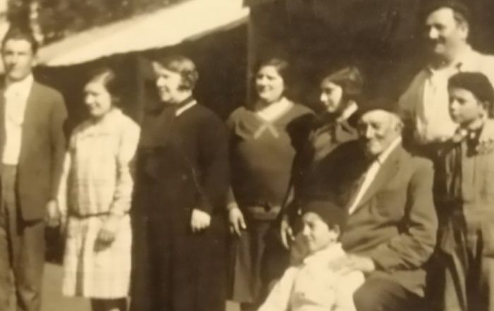 197. 1. SAGÜÉS VALENCIA. LA FAMILIA EN NECOCHEA. HACIA 1930. MATEO, SENTADO EL PRIMERO LA DERECHA.