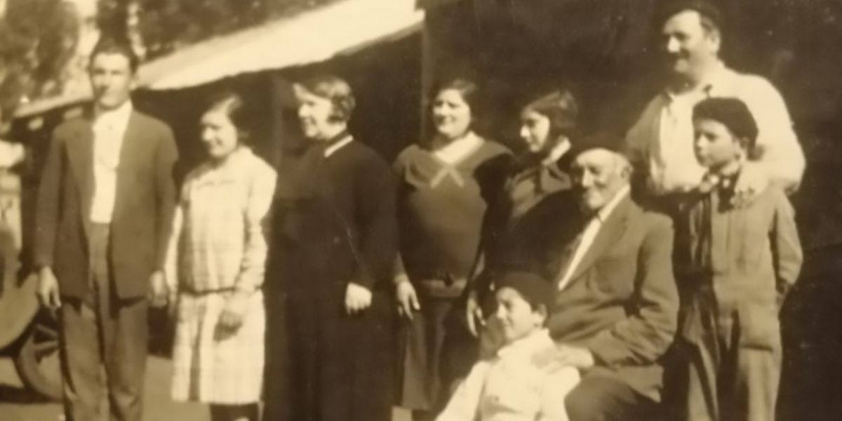 197. 1. SAGÜÉS VALENCIA. LA FAMILIA EN NECOCHEA. HACIA 1930. MATEO, SENTADO EL PRIMERO LA DERECHA.