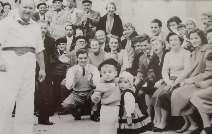 VIDONDO. DOS CHIQUITOS MARCELO Y ALEJANDRA BAILANDO LA JORA EN EL CENTRO NAVARRO DE ROSARIO.