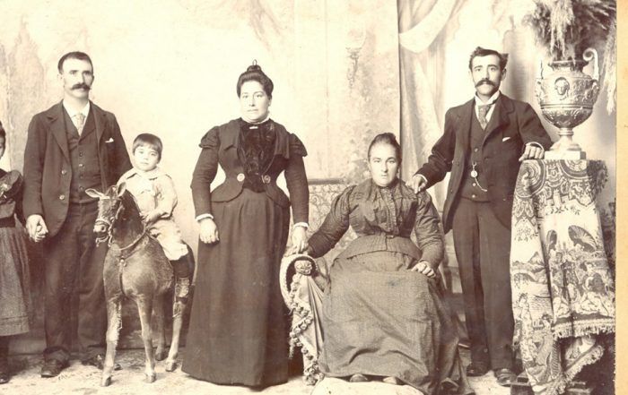 158.1. INDURAIN ARMENDARIZ RODRIGO. BUENOS AIRES. HACIA 1900. MICAELA RODRIGO, SUS HIJOS; GREGORIA, EMILIO Y PEDRO Y LOS NIETOS ENRIQUETA Y SANTOS JESÚS