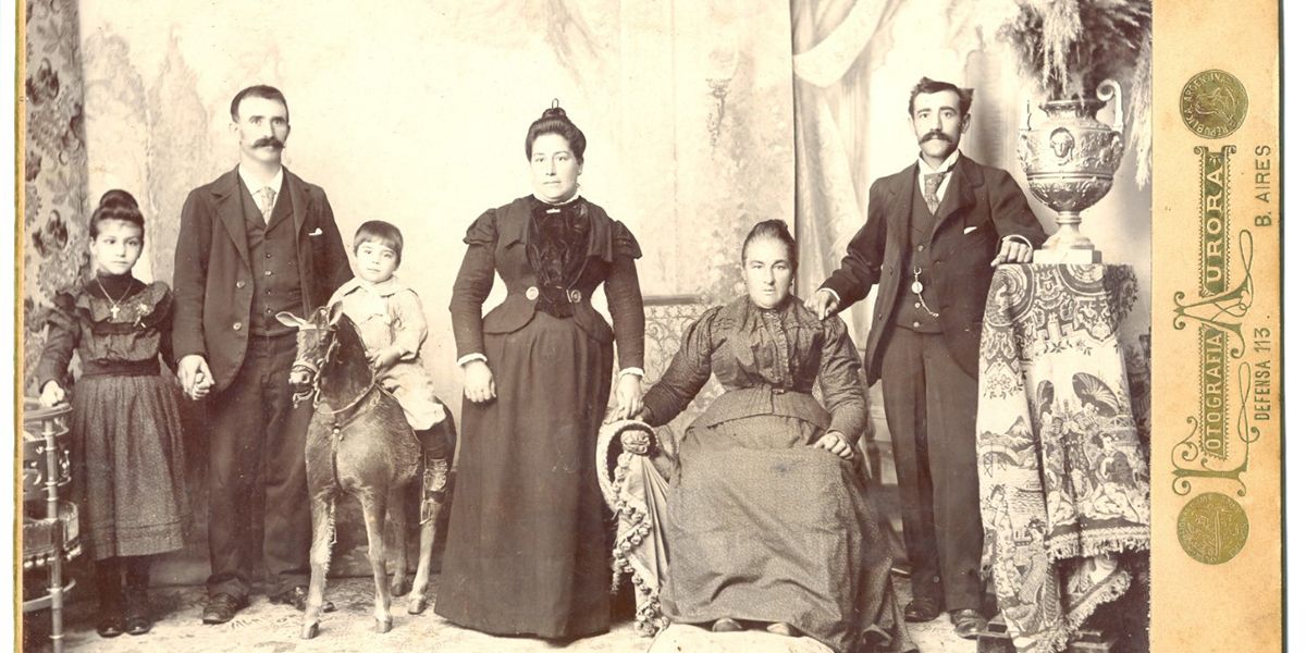 158.1. INDURAIN ARMENDARIZ RODRIGO. BUENOS AIRES. HACIA 1900. MICAELA RODRIGO, SUS HIJOS; GREGORIA, EMILIO Y PEDRO Y LOS NIETOS ENRIQUETA Y SANTOS JESÚS