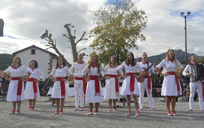 la escuela de jotas en su visita a Baigorri, en octubre de 2021
