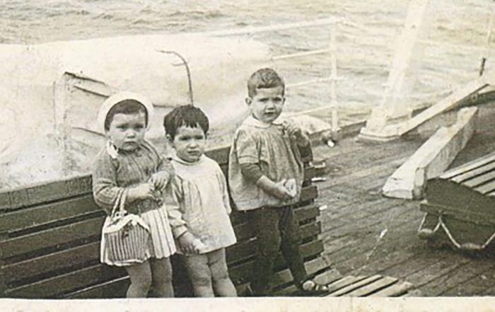 Enero 1960. Maria Flora y Txus Iñigo Moreno con un primito en la travesía de Pasaia a Melbourne.