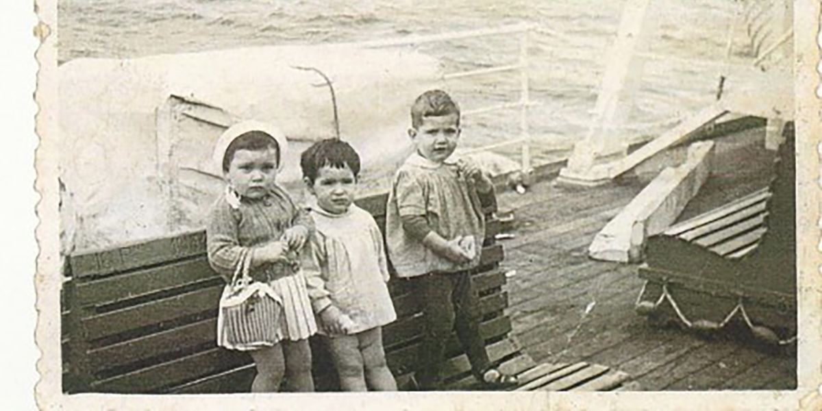 Enero 1960. Maria Flora y Txus Iñigo Moreno con un primito en la travesía de Pasaia a Melbourne.