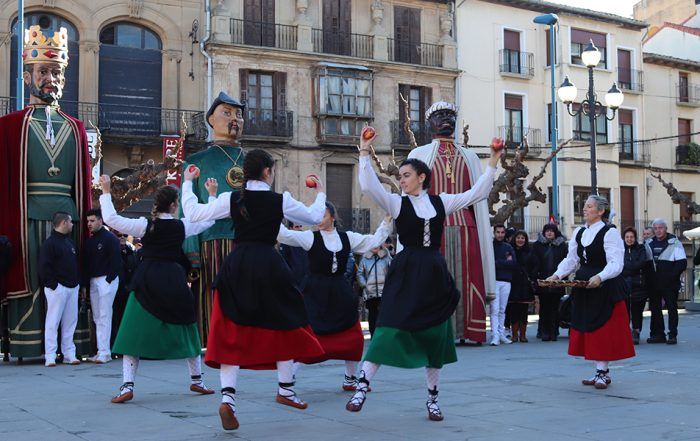 dantzaris tafalla durante la fiesta de san sebastián 2023