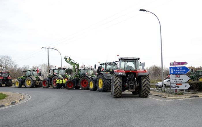 Agricultores salen a la calle por segundo día consecutivo en Tafalla, cortando el paso de acceso a la AP15 durante horas, especialmente durante el cambio de turno de la empresa Fagor.