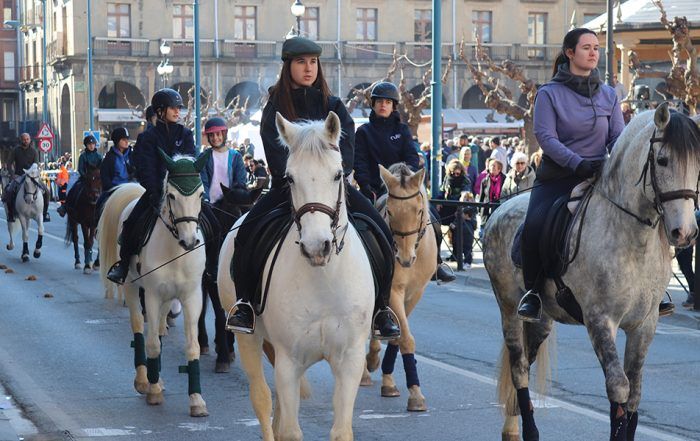 paseo de caballos amazonas y jinetes durante las ferias de febrero tafalla de 2023