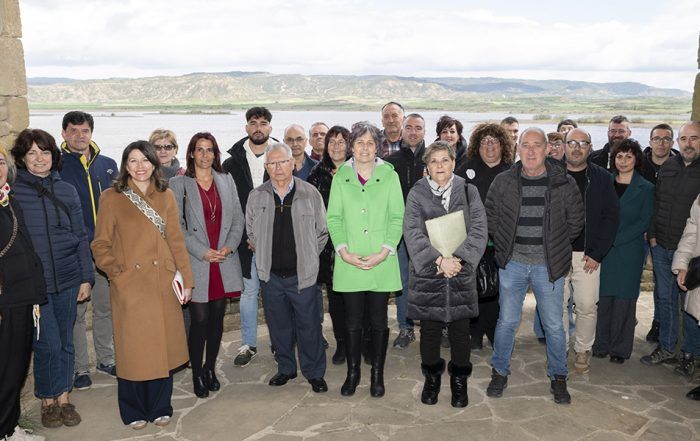 Personas asistentes a la firma del Convenio del Plan de Sostenibilidad Turística en Destino Zona Media, con la Consejera Rebeca Esnaola en el centro de la imagen.