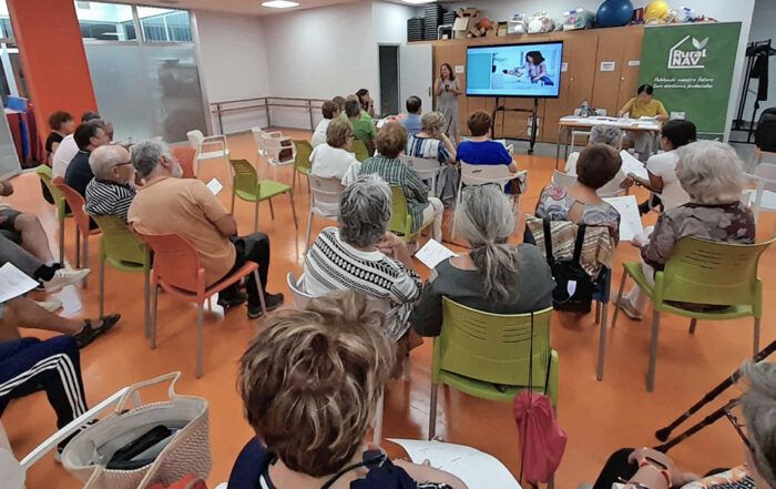 Uno de los talleres sobre envejecimiento activo, cuidados y autocuidados realizados en la Zona Media