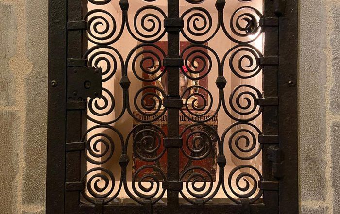Presentación del proyecto de investigación del corazón del Rey Carlos II de Navarra por parte de Patrimonio Histórico. En la imagen, el órgano del monarca en su emplazamiento habitual, en el santuario de Ujué.